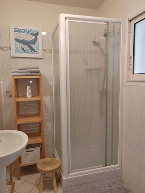 Douche, sèche-cheveux, serviettes fournies, savon