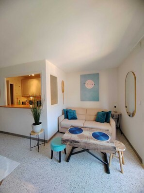 TV - Nice studio Bandol, pedestrian street, 1min from the beaches, Clim (Bandol)