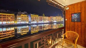 Un bar con vista su edifici tradizionali riflessi nell'acqua.