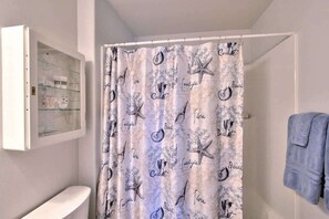 Shower, hair dryer, towels - Mac Haven - Single level golf view wine escape (McMinnville)