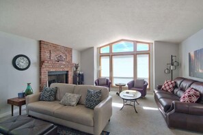 TV connectée, cheminée, espaces bureaux