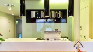 Un mostrador de recepción con un cartel que dice "HOTEL BELLA HÚMEDO galas".