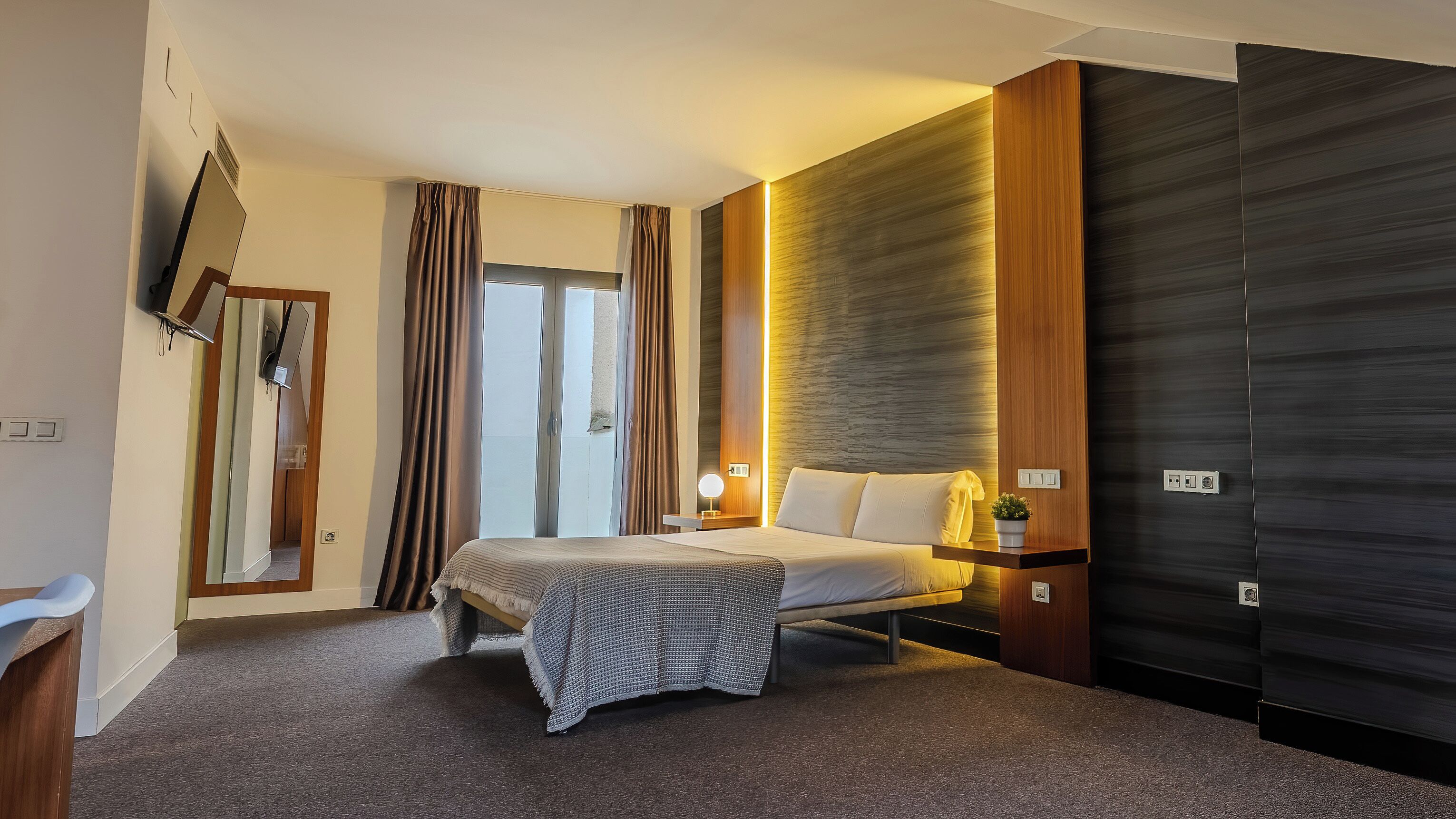 Double Room | Individually decorated, soundproofing, free WiFi, bed sheets