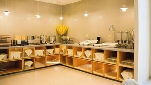 A modern hotel room with a large, well-lit vanity area, a flower arrangement, and neatly organized toiletries. - Home Inn Business Hotel (Benxi Railway Station Branch) (Benxi)