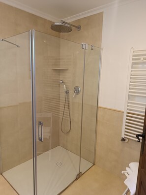 Douche, sèche-cheveux, serviettes fournies, savon