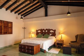 5 bedrooms, iron/ironing board, WiFi, bed sheets
