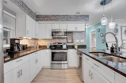 Charming 3-bedroom house in fabulous Jensen Beach with AC, WiFi