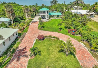 Charming 3-bedroom house in fabulous Jensen Beach with AC, WiFi