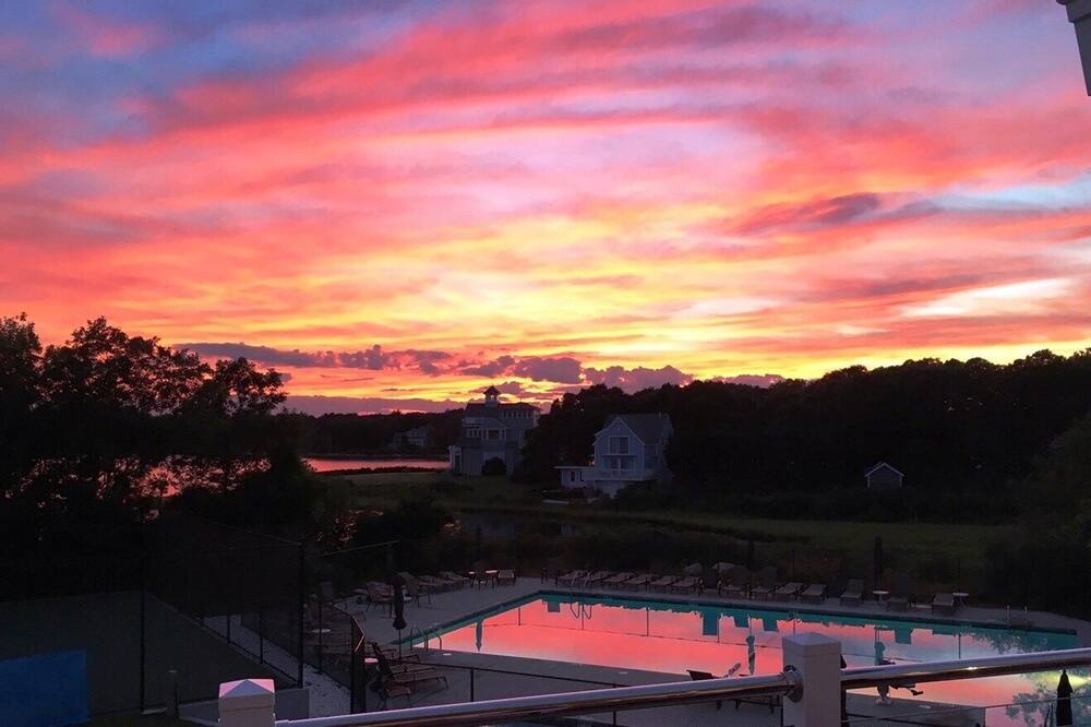 Classic Cape Cod Seaside Cottage for Active Families at tip of Seacoast Shores