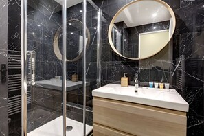 Dusche, Haartrockner, Handtücher
