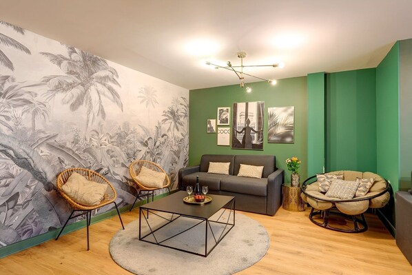 TV - TBS 220 - Spacious and elegant apartment (Paris)