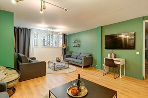 TV - TBS 220 - Spacious and elegant apartment (Paris)