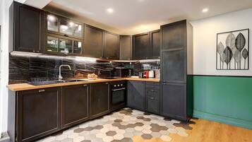 Een koelkast, een microgolfoven, een oven, een vaatwasser