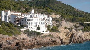 A coastal building with multiple balconies and a view of the sea. - In front of the sea in Sitges (sitges)