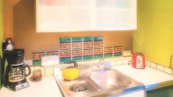 Fridge, microwave, stovetop, coffee/tea maker