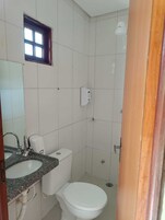 Habitación con 1 cama doble o 2 individuales, vistas a la piscina | Baño | Toallas