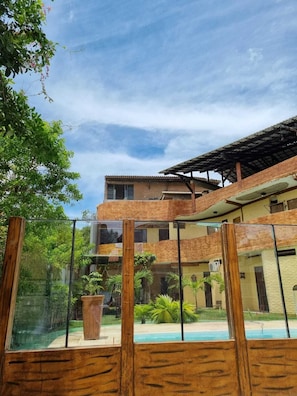 Vista frontal de la propiedad