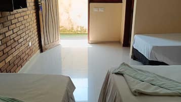 Quarto casal ou duplo, vista para a piscina