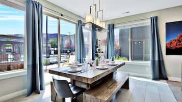 Luxury-Haus, Bergblick | Essbereich im Zimmer