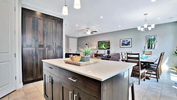 Luxury House, Mountain View | Private kitchen | Full-size fridge, microwave, oven, stovetop