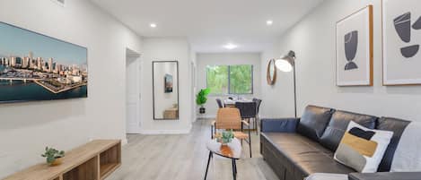 アパートメント 2 ベッドルーム | リビング エリア | 32 インチのスマートテレビ (衛星放送視聴可)