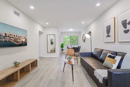 Área de sala de estar. Stylish Apartments on Iconic Calle Ocho