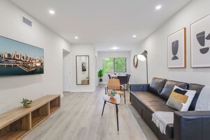 Leilighet, 2 soverom | Oppholdsområde | En 32-tommers smart-TV med Parabol-TV