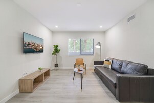 Leilighet, 1 soverom, byutsikt | Oppholdsområde | En 32-tommers smart-TV med Parabol-TV