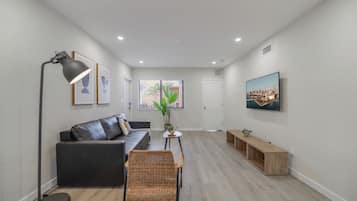 Apartment, 2 Bedrooms | Living area | 32-inch Smart TV with satellite channels