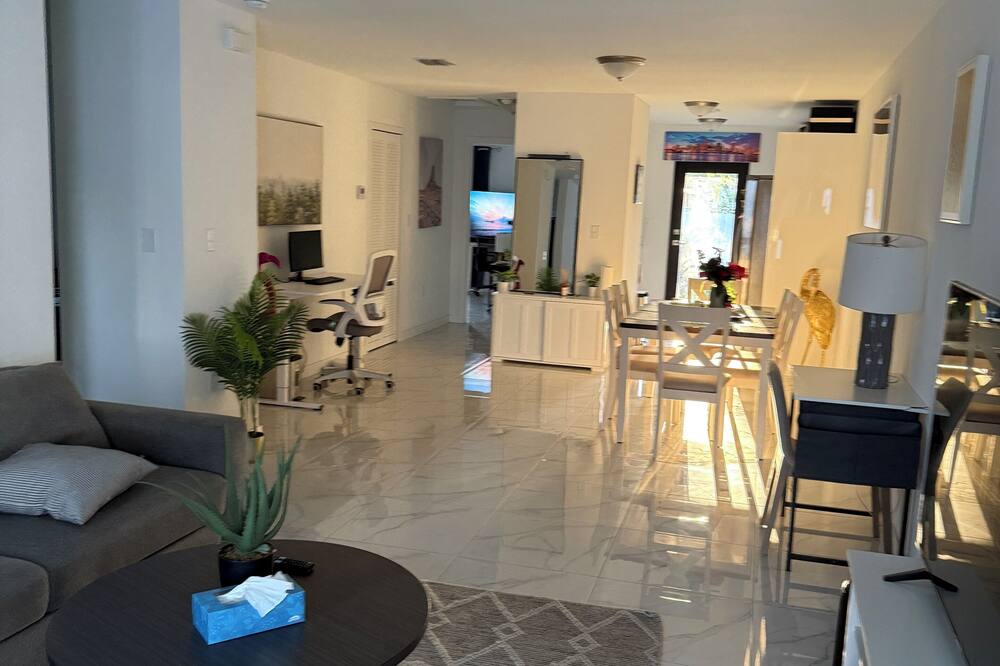 Charming 3-bedroom house in cool Miami with AC, WiFi