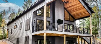 Luxury northwoods lakeside getaway perfect for groups