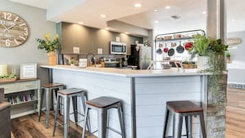 Geladeira, micro-ondas, cooktop, lava-louças