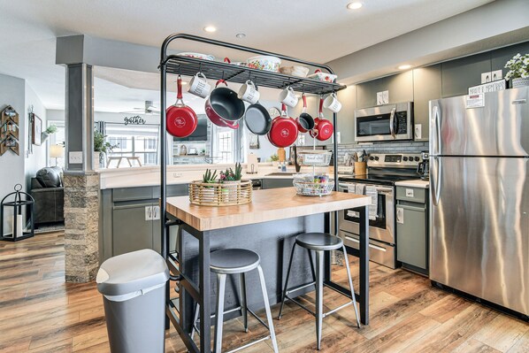 Fridge, microwave, stovetop, dishwasher