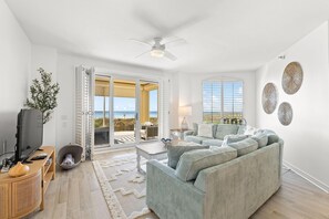 公寓客房, 多張床 (Beach Colony West 1C) | 起居區 | 電視