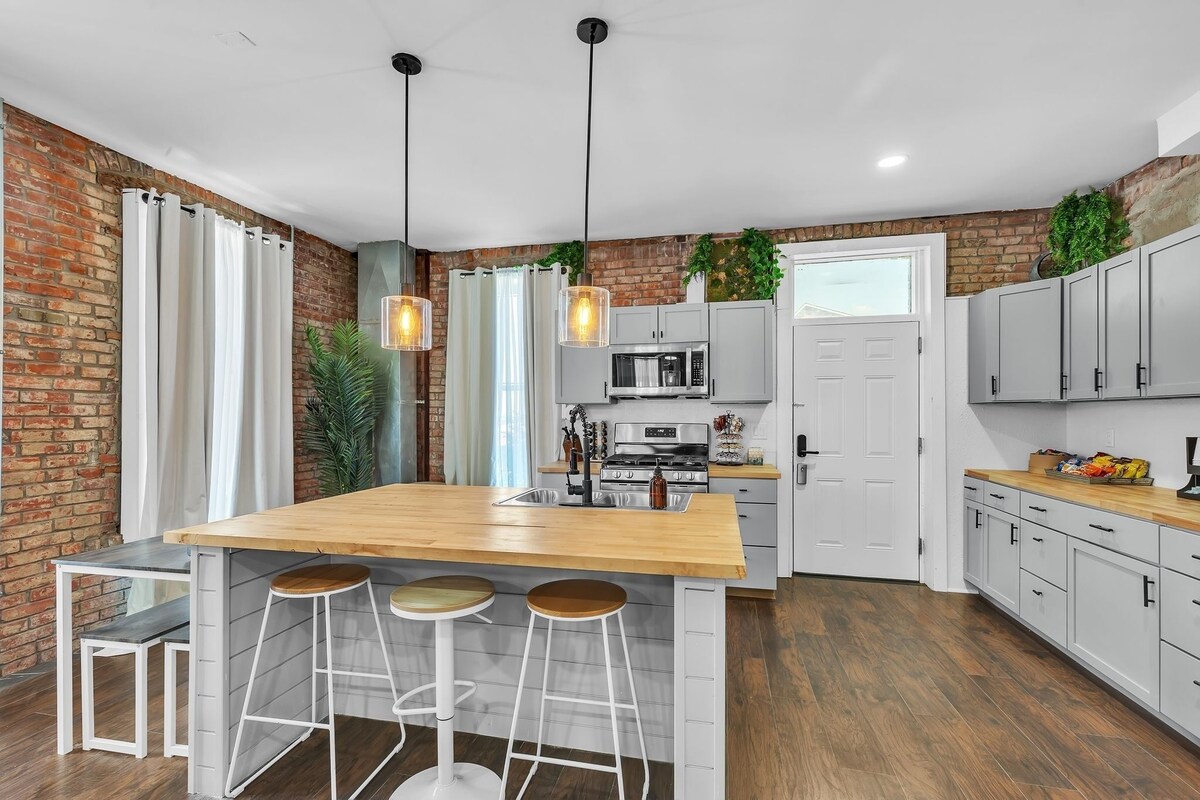 NEW LISTING! BriKCtoria 1100 (5-Bedroom Home) - Pets Allowed