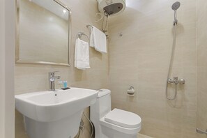 Douche, chaussons, serviettes fournies, shampoing