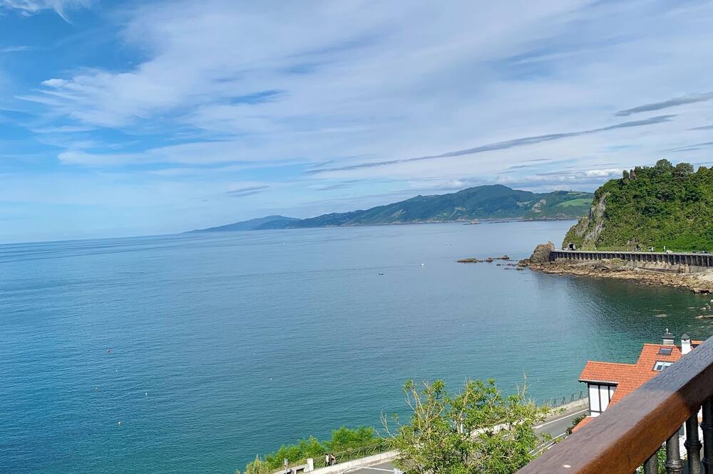 Perfect family villa in front of the Getaria Bay