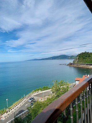 A coastal road with a pedestrian walkway, a bridge, and a view of the sea and distant hills. - Perfect family villa in front of the Getaria Bay (Getaria)