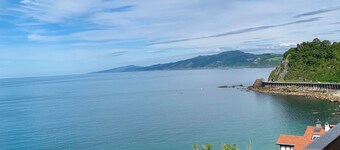 Perfect family villa in front of the Getaria Bay
