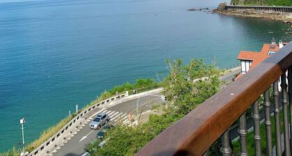 Perfect family villa in front of the Getaria Bay