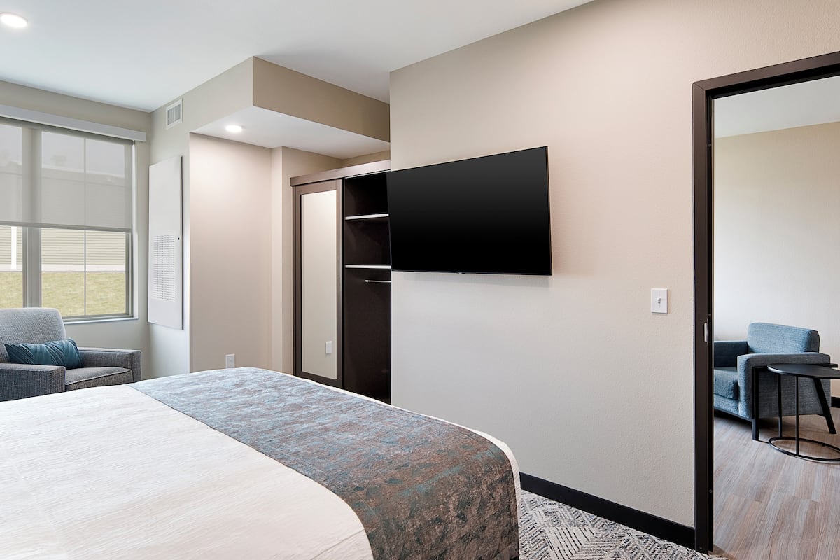 Suite, 1 Tempat Tidur King, difabel mobilitas (Courtyard) | Seprai linen