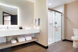 Suite, 2 camas Queen size, balcón | Baño | Toallas 