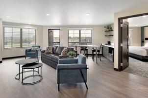 Premier Suite, 1 King Bed, Balcony | Living area