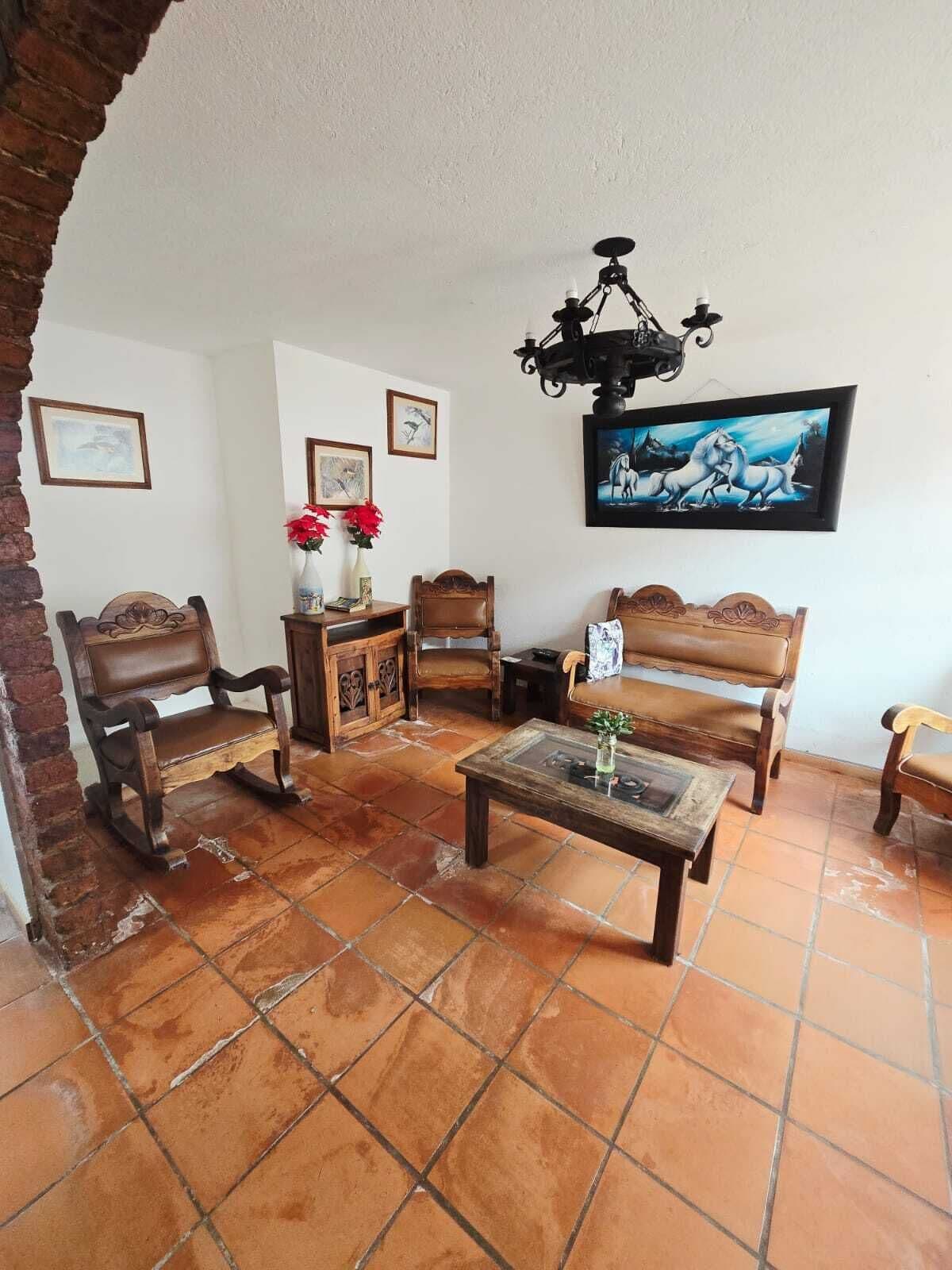 Departamento básico, 6 habitaciones | Área de sala de estar | Televisión LCD de 43 pulgadas con canales por cable 