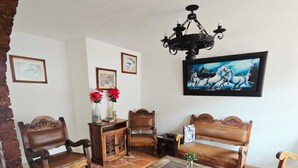 Un salon chaleureux avec une cheminée, une table basse en bois et un canapé.