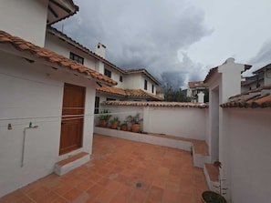 Căn hộ cơ bản, 6 phòng ngủ | Hiên