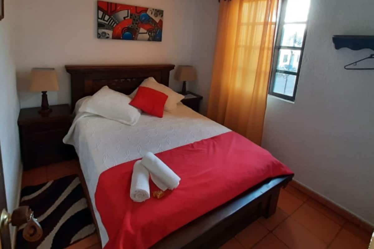 6 Schlafzimmer, hochwertige Bettwaren, Daunenbettdecken
