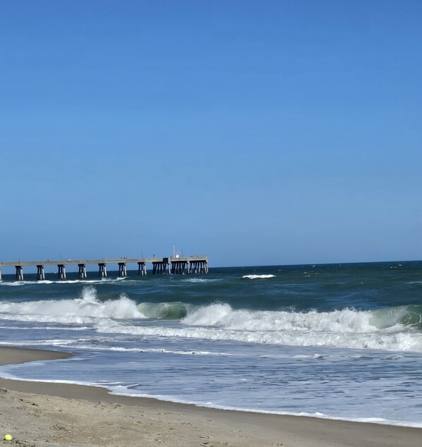 Beach - Shoreline Place. 3BR Townhome 
3.7 miles to Wrightsville Beach. (Wilmington)