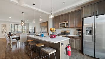 Réfrigérateur, micro-ondes, four, plaque de cuisson