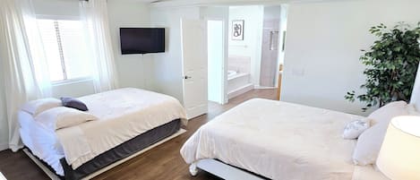 3 makuuhuonetta, työpöytä, silitysrauta/-lauta, vauvan matkasänky